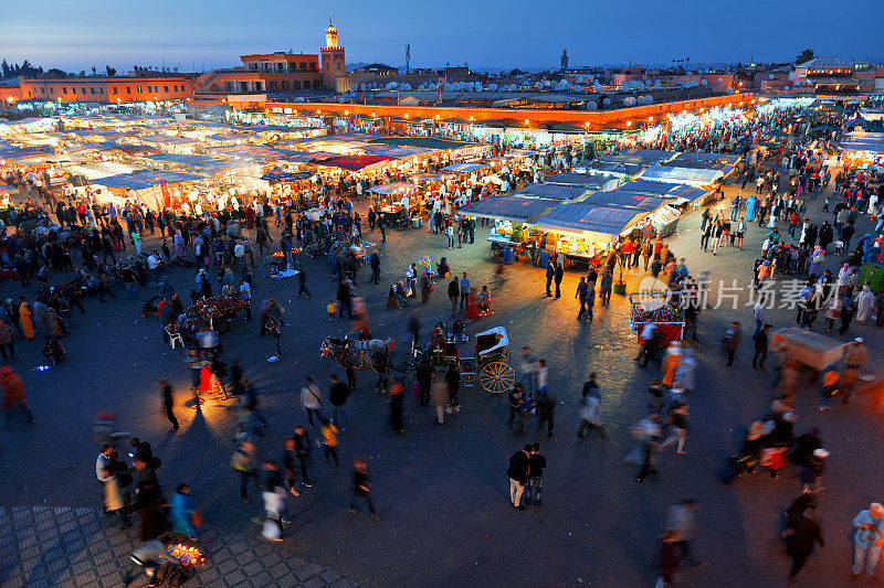 晚上Djemaa El Fna广场，马拉喀什，摩洛哥